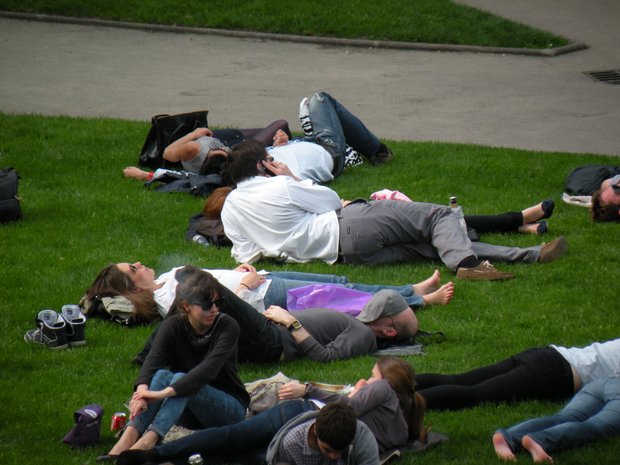  jeunes gens allongés dans l'herbe